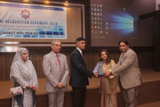 Fauzia Rizwan receiving an alumni recognition award from the Vice Chancellor of UET Lahore for services to the City and Regional Planning Department, October 2018